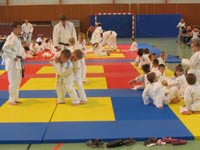 Des enfants à l'entraînement de judo.