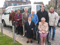 Les pensionnaires de l'EHPAD partent en balade en minibus.