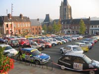 La Place de l'Hôtel de ville accueille les véhicules participant au Rallye d'Envermeu en septembre 2009.